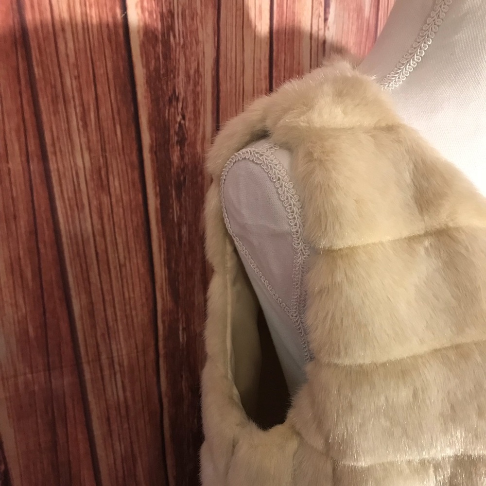 New York and Company faux fur beige vest medium - Picture 6 of 8